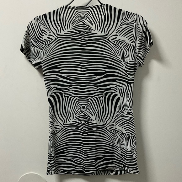 Striking Merona Black & White Cool Polyester Spandex Blend Short Sleeve Top! - Picture 4 of 13
